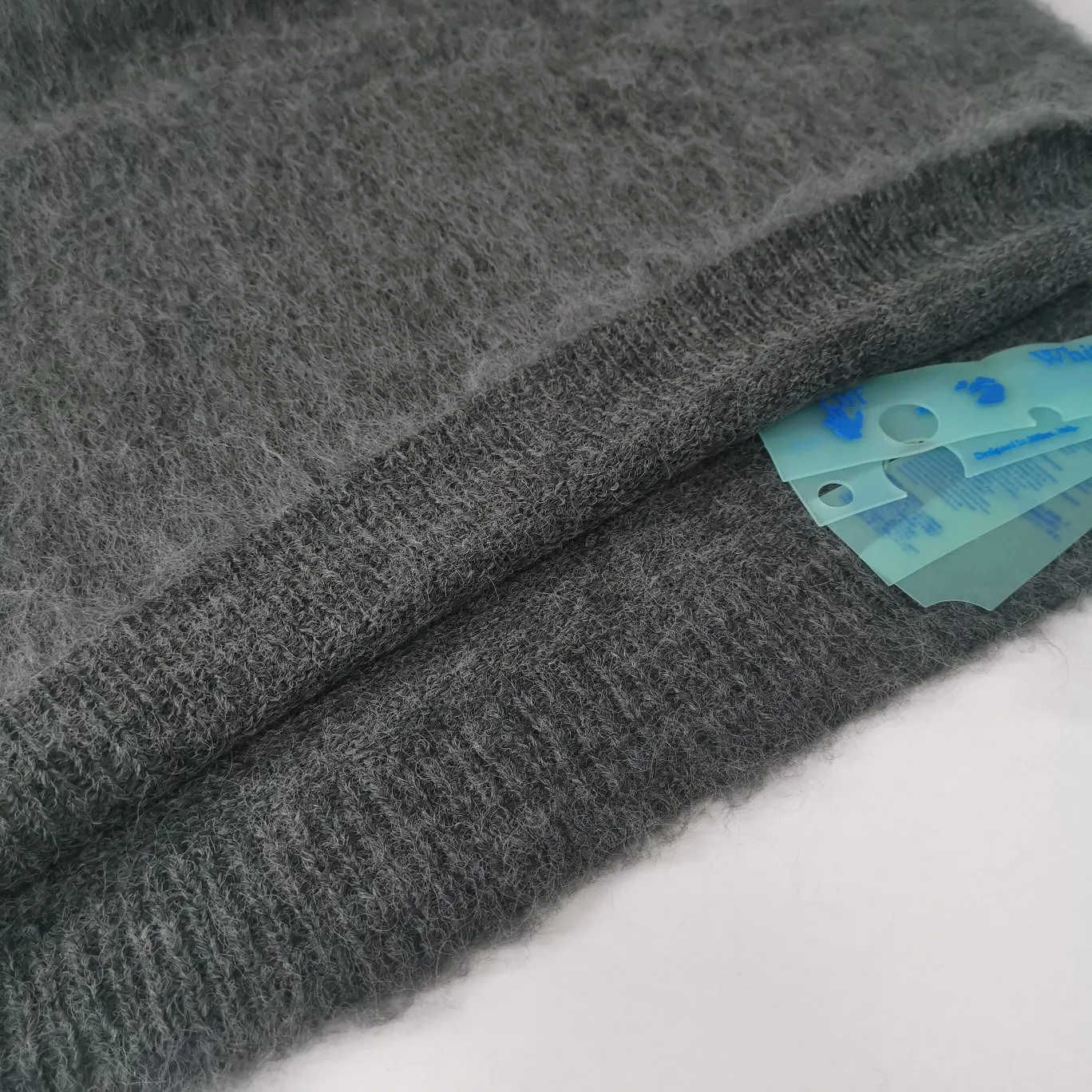 The top tested version OFFWHITE (OW) Gradient Mohair Striped Arrow Sweater Hoodie Gradient Rendering Arrow Couple Knitted Sweater Mohair sweater OW will be released every year🛒 The same style and ever-changing colors, really no girl does not love it, it is super suitable for wearing under a down jacket in winter, and will not be bloated! If the lower body is missing, their favorite os version🙋🏻‍♀️ intuitively adds natural softness and fairy beauty effect, which is the best choice! The upper body is lightweight and does not weigh down the body while keeping warm. The sleeves and the gradient arrow parts on the back are repeatedly patterned until the gradient level is satisfied before large-scale products are released. The craftsmanship is extremely demanding. Each sweater is woolen at least ten times to give it a plush, thick feel and good fluffiness! ✅ Fabric composition: 50% mohair 32 spandex 18% wool, three-level anti-pilling Color: gray-white gradient Size: XS/S (positive European size, size is too large) ⚠️Sweater cleaning method: Mohair is not the same as ordinary short-sleeved sweaters, and it is also different from other thick-line sweaters! Mohair is lighter and softer, so be careful not to machine wash it, not machine washable! ! emphasize! !  ⚠️Hand wash with warm water and cold water P:440